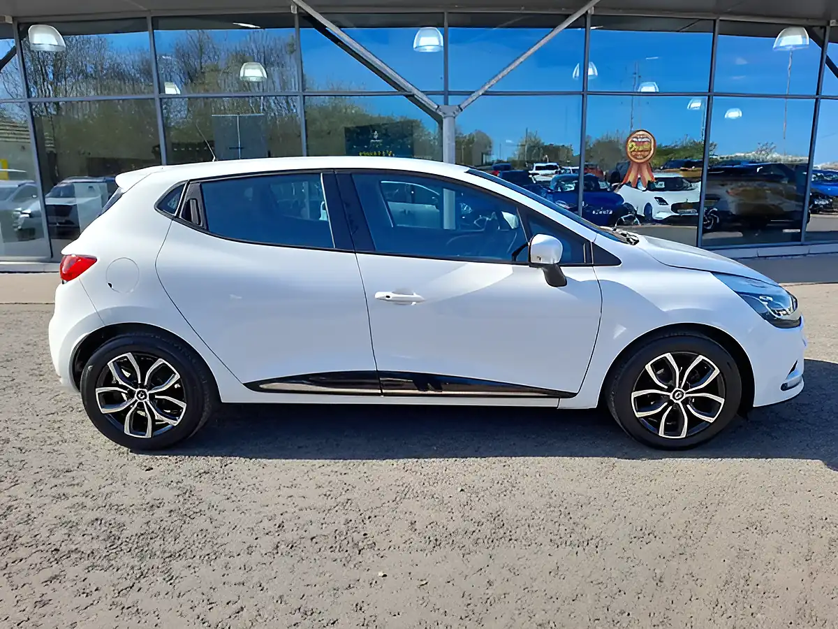 Used 2019 Renault Clio Play White - Interior and Exterior details 9