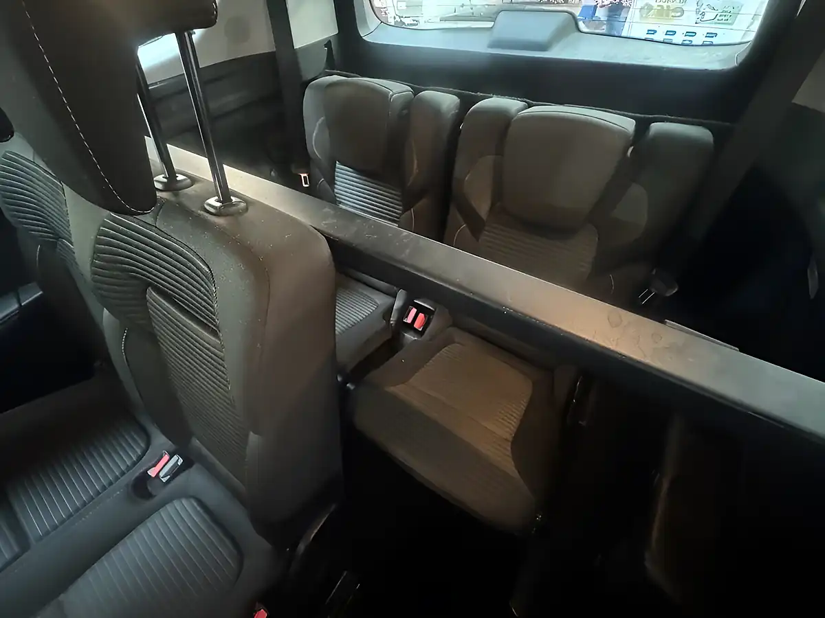 Used 2019 Renault Grand Scenic Iconic Silver - Interior and Exterior details 10