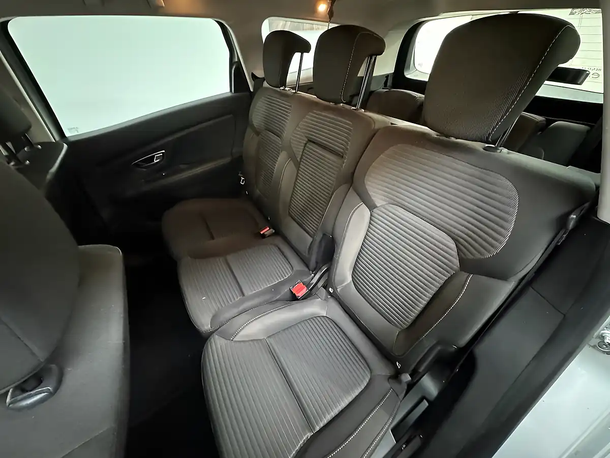 Used 2019 Renault Grand Scenic Iconic Silver - Interior and Exterior details 14