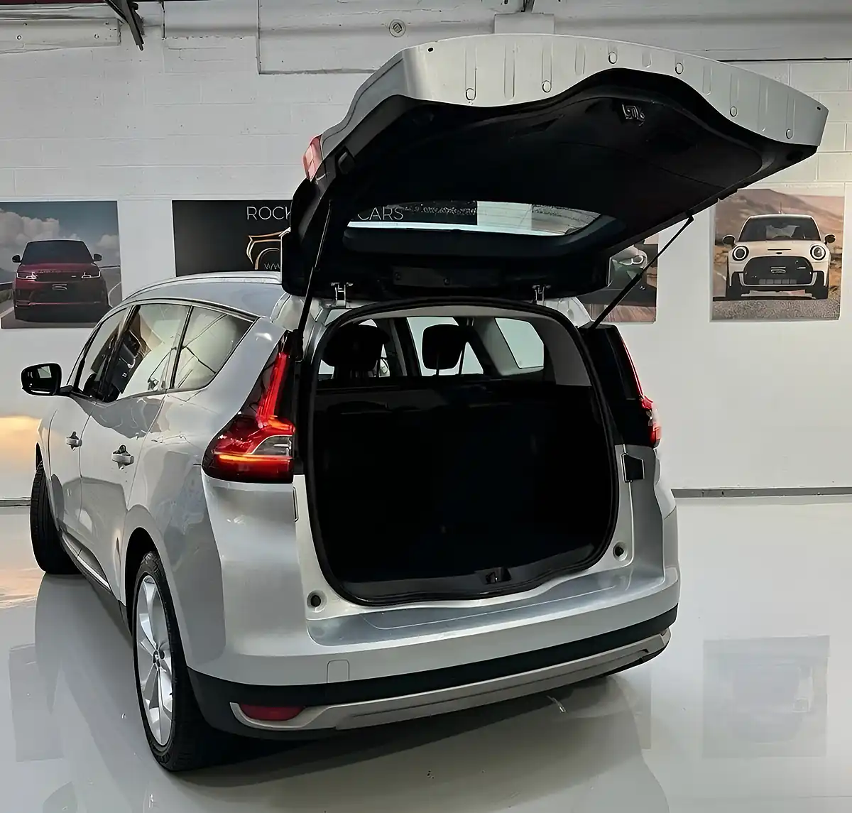 Used 2019 Renault Grand Scenic Iconic Silver - Interior and Exterior details 5