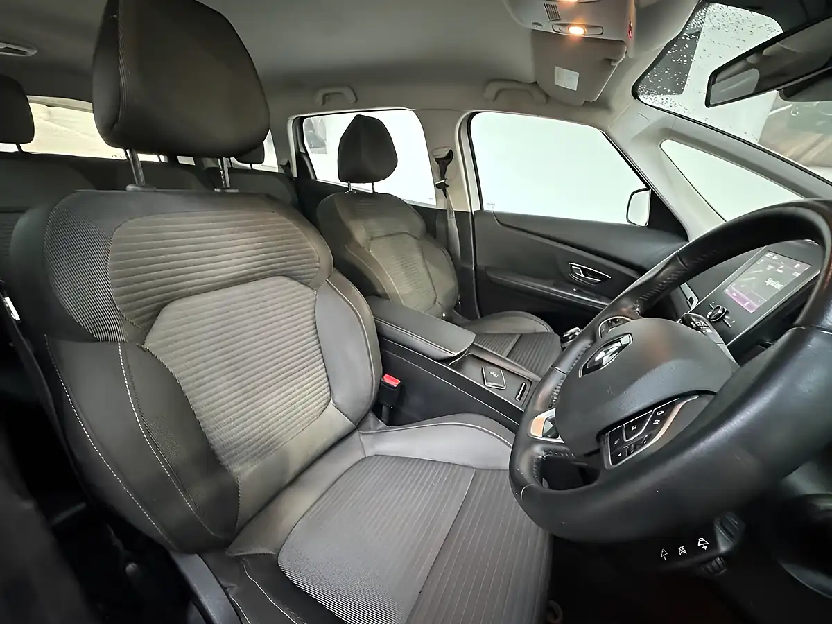 Used 2019 Renault Grand Scenic Iconic Silver - Interior and Exterior details 7