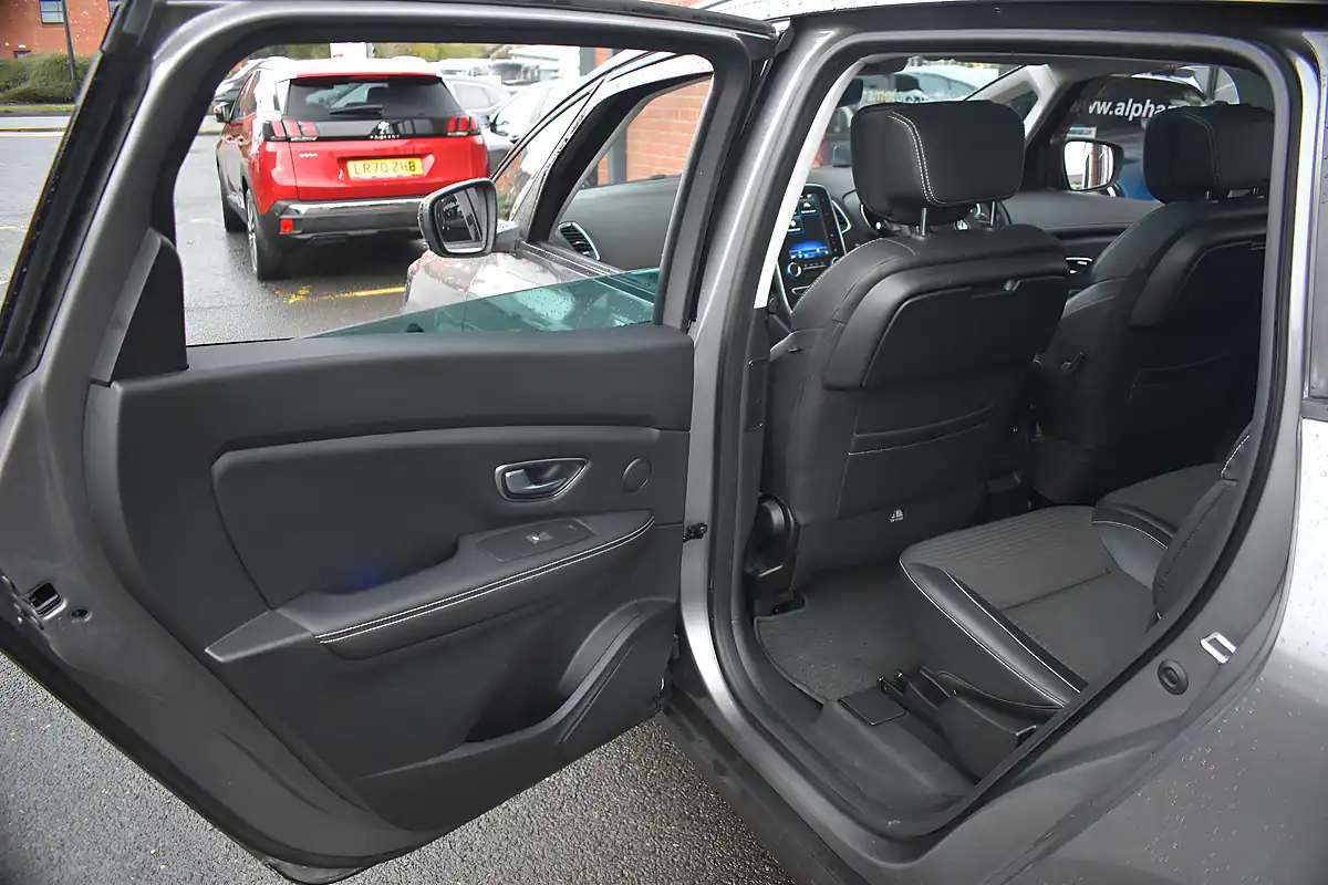 Used 2019 Renault Grand Scenic Signature Oyster Grey - Interior and Exterior details 13