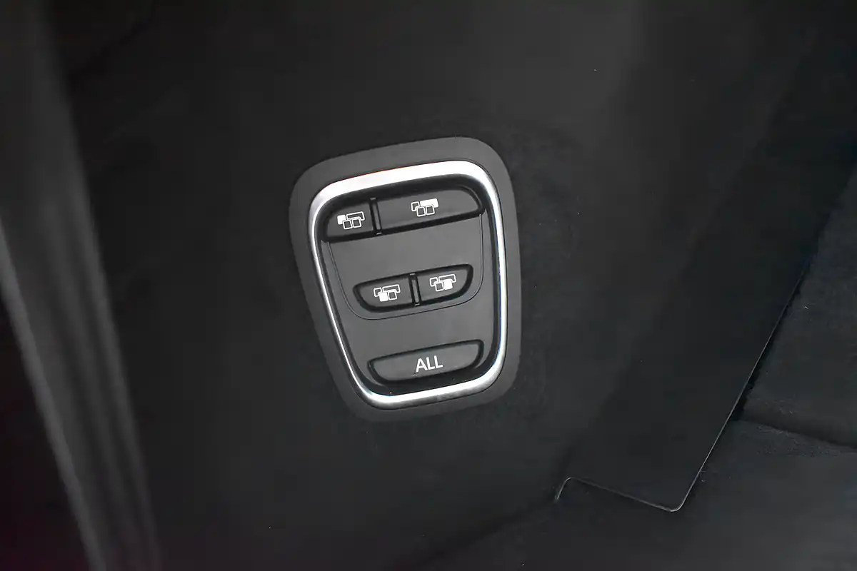 Used 2019 Renault Grand Scenic Signature Oyster Grey - Interior and Exterior details 14