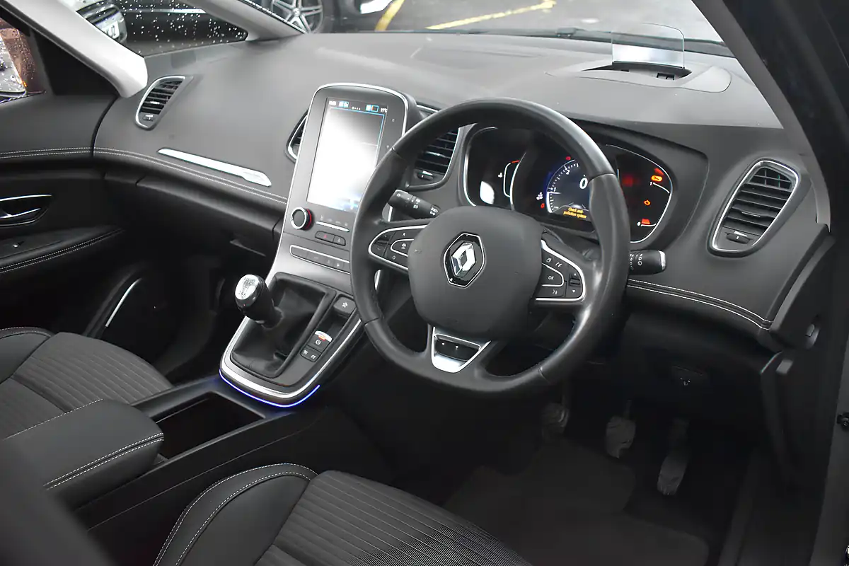 Used 2019 Renault Grand Scenic Signature Oyster Grey - Interior and Exterior details 8