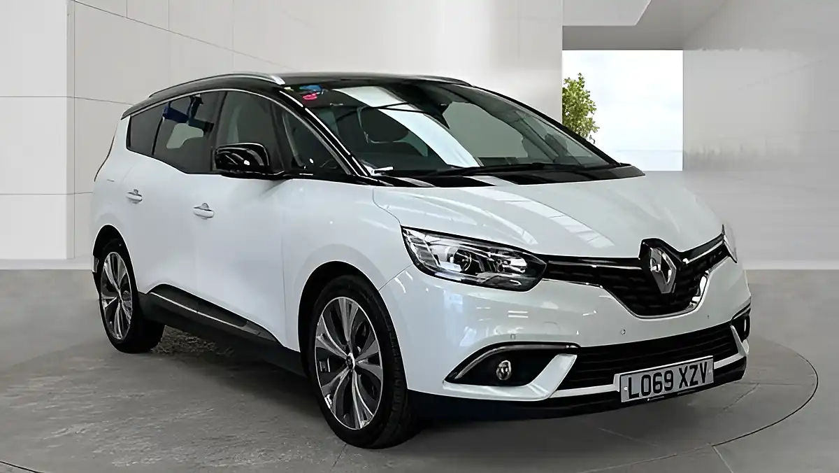 Used 2019 Renault Grand Scenic Signature White - Front View