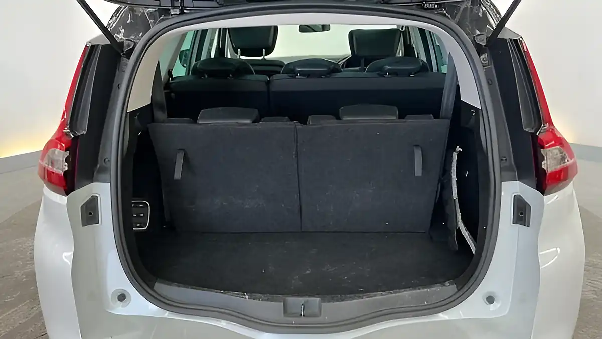 Used 2019 Renault Grand Scenic Signature White - Interior and Exterior details 10