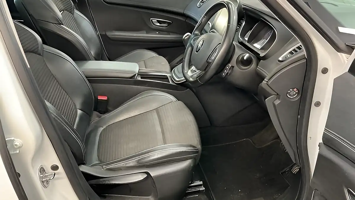 Used 2019 Renault Grand Scenic Signature White - Interior and Exterior details 5
