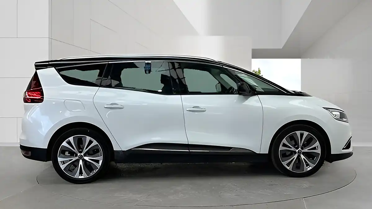 Used 2019 Renault Grand Scenic Signature White - Interior and Exterior details 7