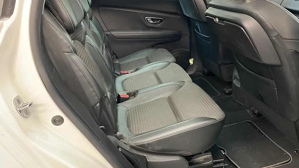 Used 2019 Renault Grand Scenic Signature White - Interior and Exterior details 8