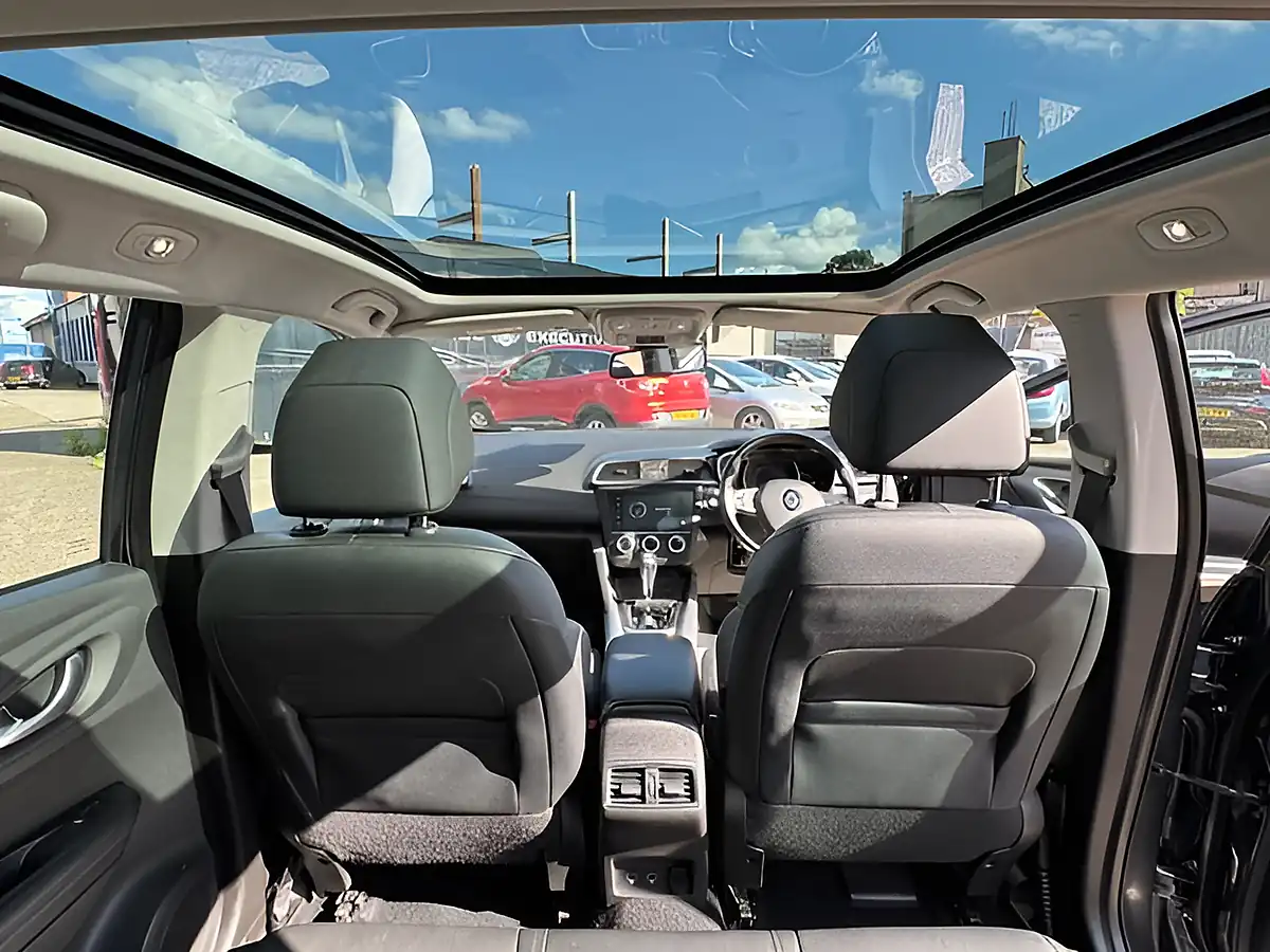 Used 2019 Renault Kadjar GT Line Grey - Interior and Exterior details 8