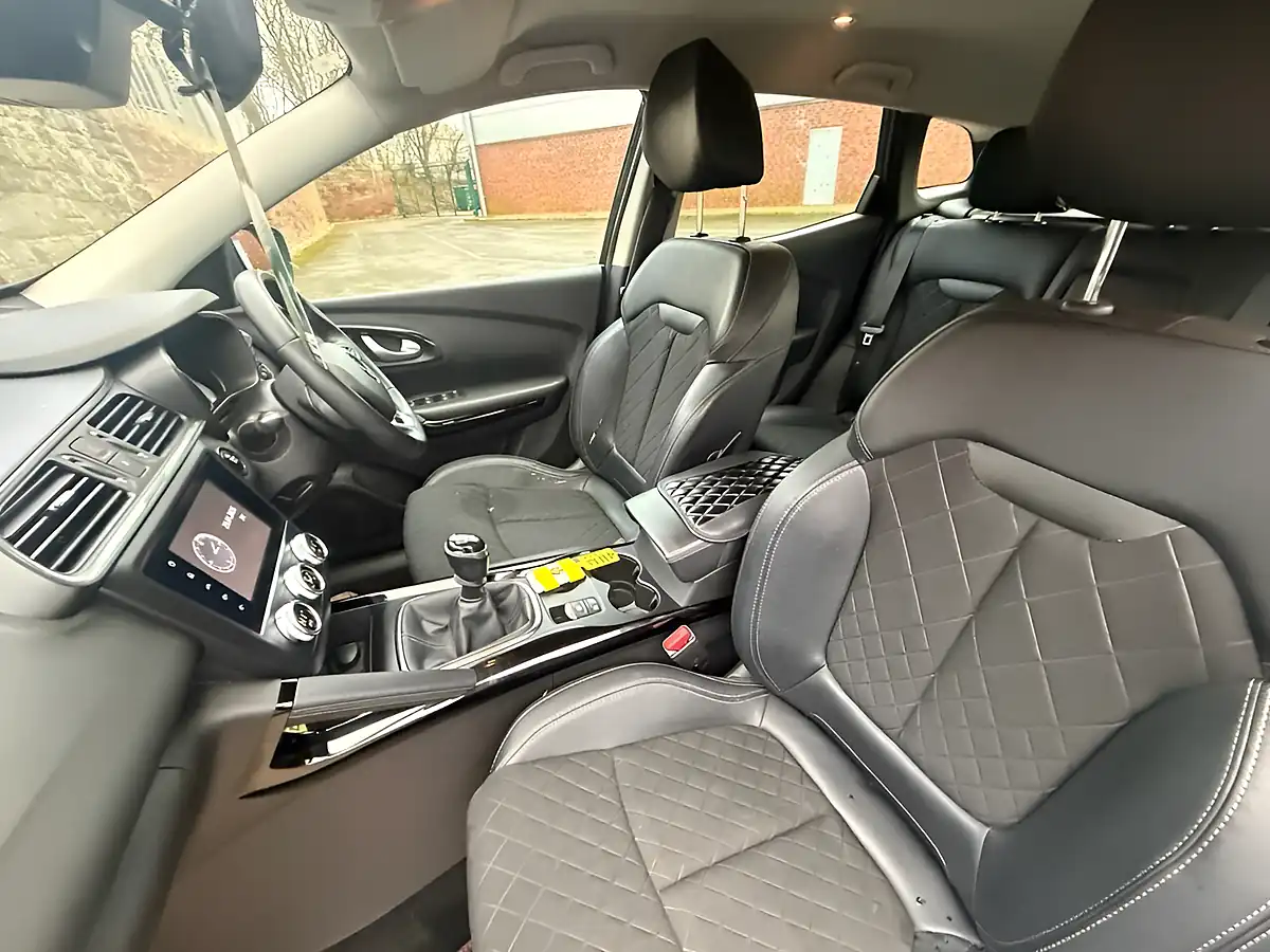 Used 2019 Renault Kadjar Iconic Black - Interior and Exterior details 16