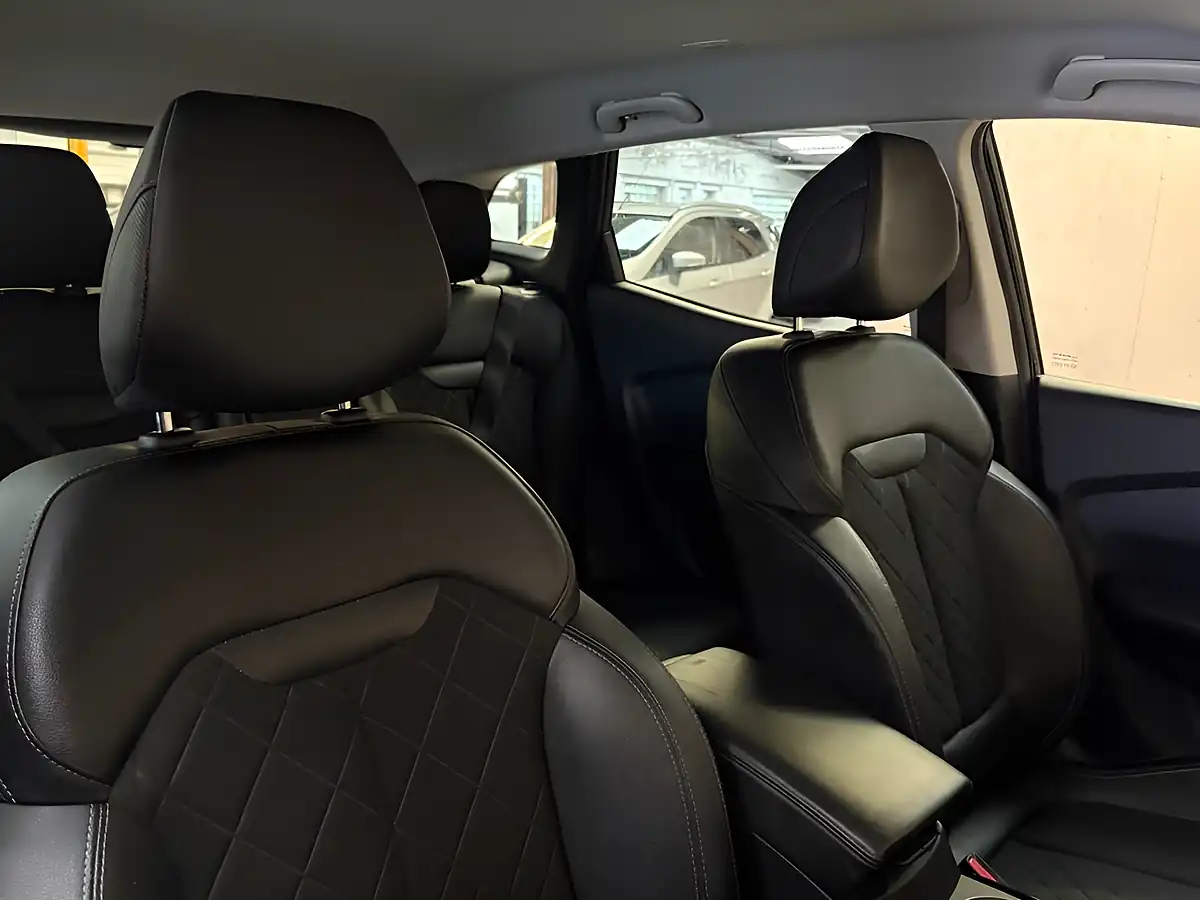 Used 2019 Renault Kadjar Iconic Black - Interior and Exterior details 13