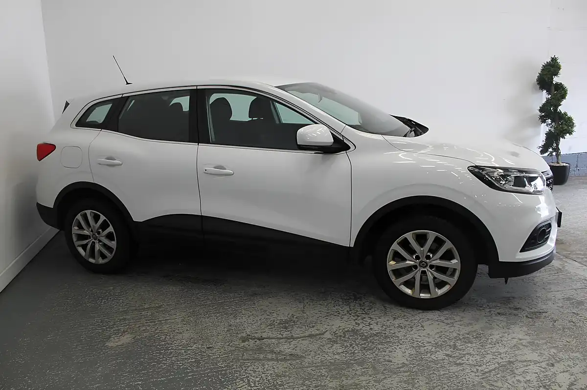 Used 2019 Renault Kadjar Play White - Interior and Exterior details 3