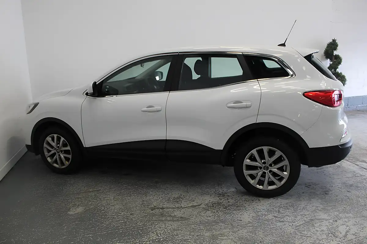 Used 2019 Renault Kadjar Play White - Interior and Exterior details 7