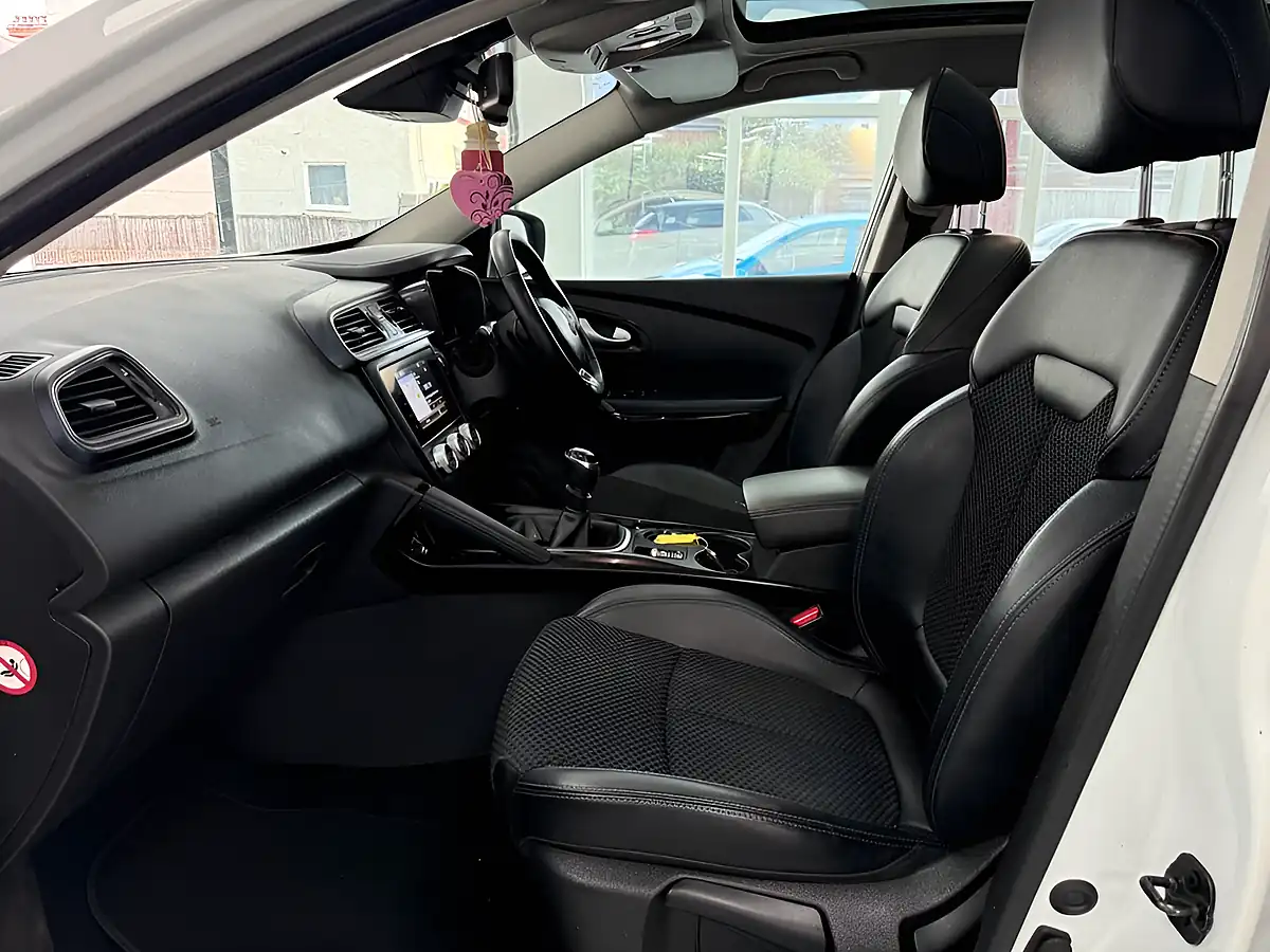 Used 2019 Renault Kadjar S Edition White - Interior and Exterior details 16