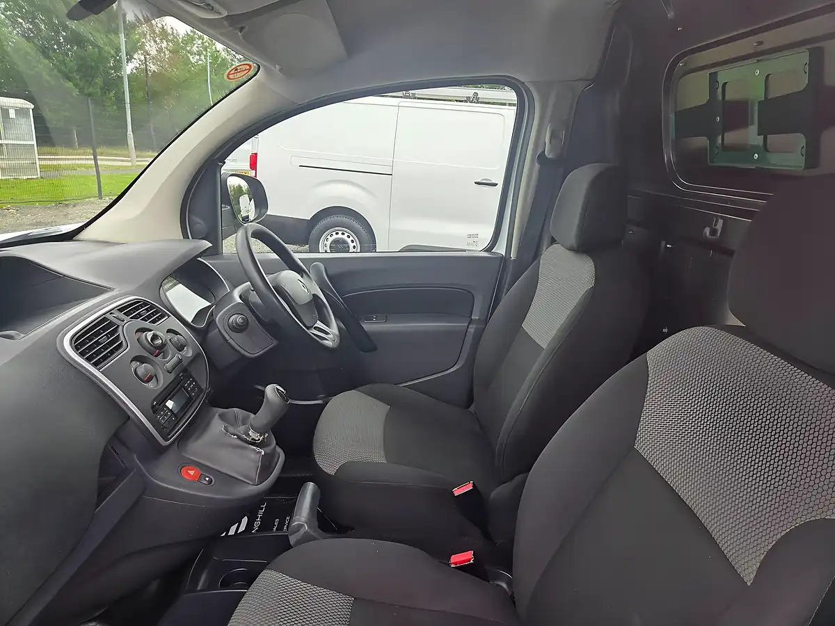 Used 2019 Renault Kangoo Maxi Business White - Interior and Exterior details 19