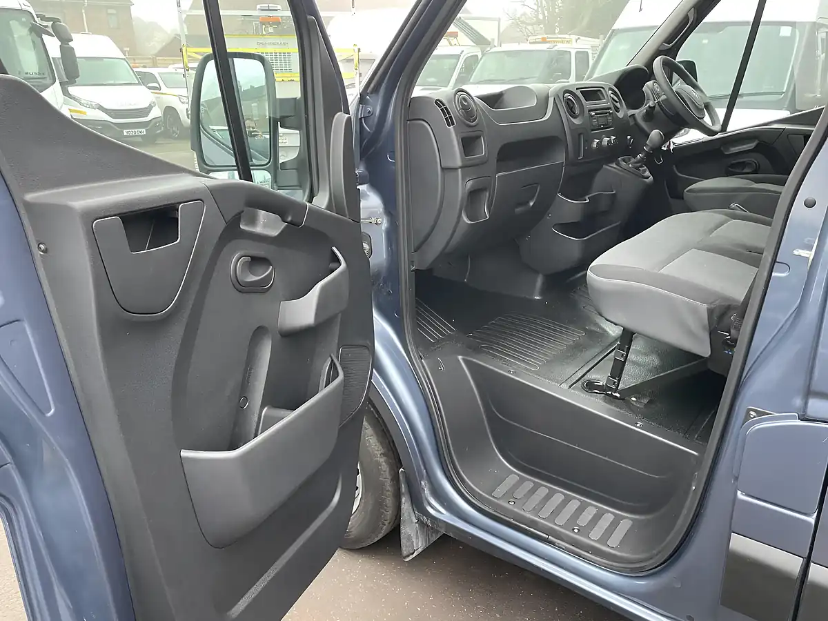 Used 2019 Renault Master SL28 Business Blue - Interior and Exterior details 16