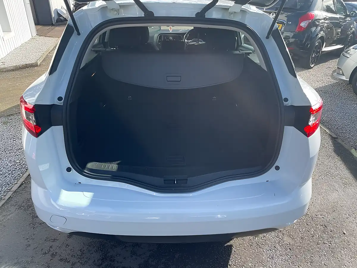 Used 2019 Renault Megane Play White - Interior and Exterior details 10