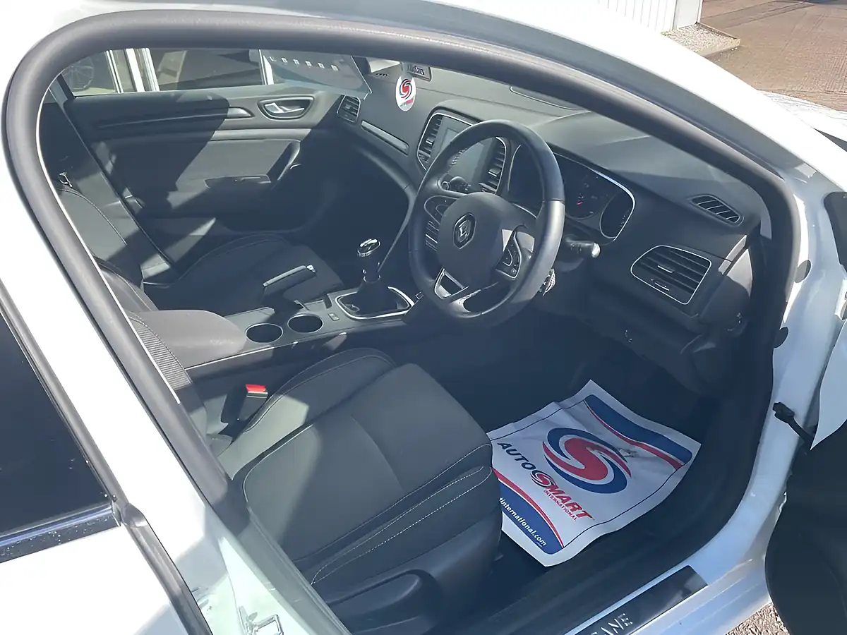 Used 2019 Renault Megane Play White - Interior and Exterior details 12