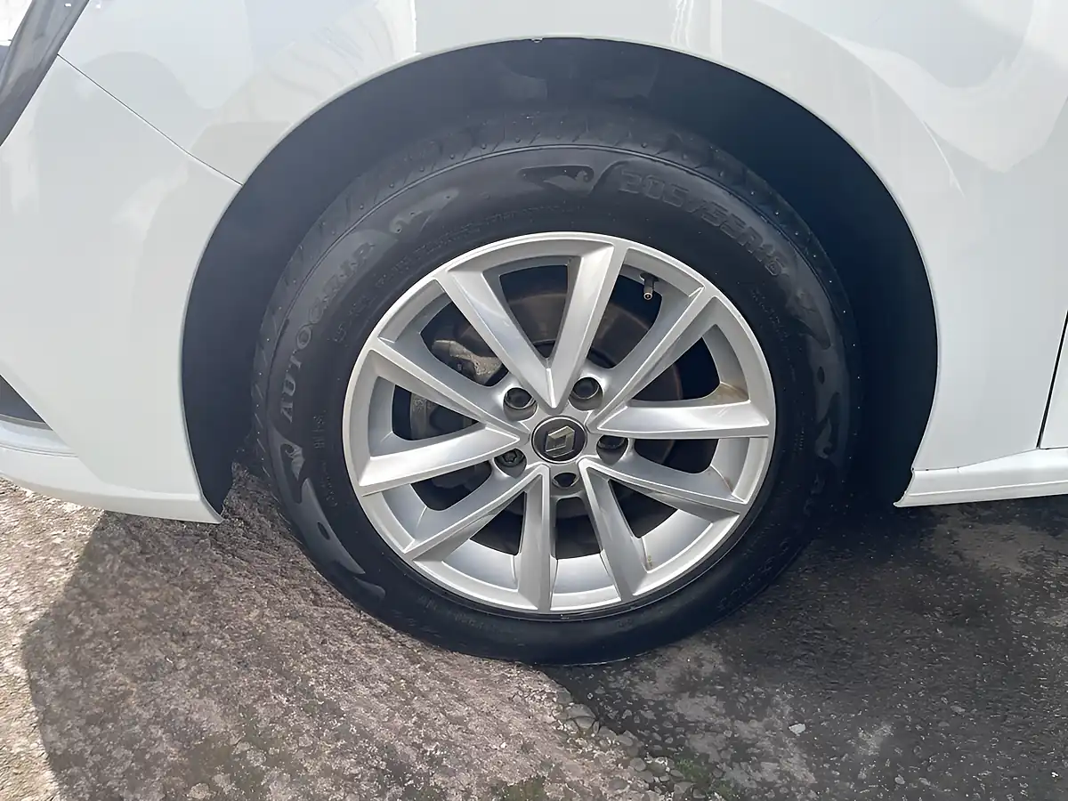 Used 2019 Renault Megane Play White - Interior and Exterior details 3