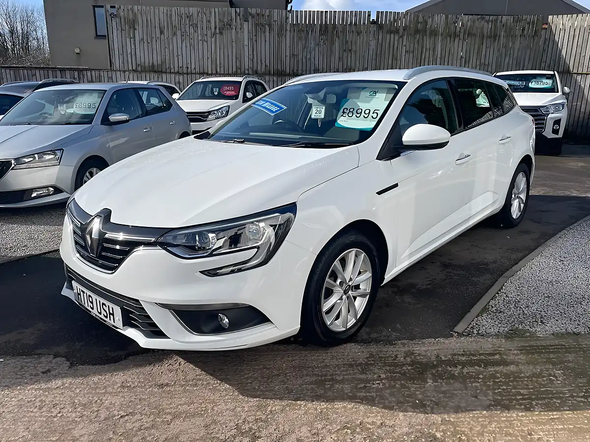 Used 2019 Renault Megane Play White - Interior and Exterior details 4