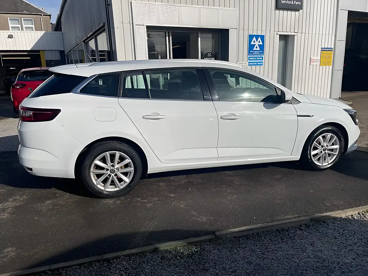 Used 2019 Renault Megane Play White - Interior and Exterior details 9