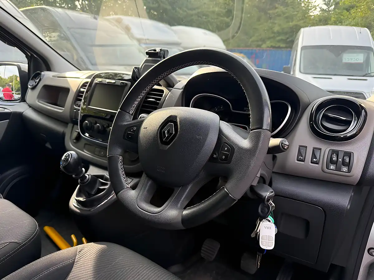Used 2019 Renault Trafic 27 Sport Nav Silver - Interior and Exterior details 18