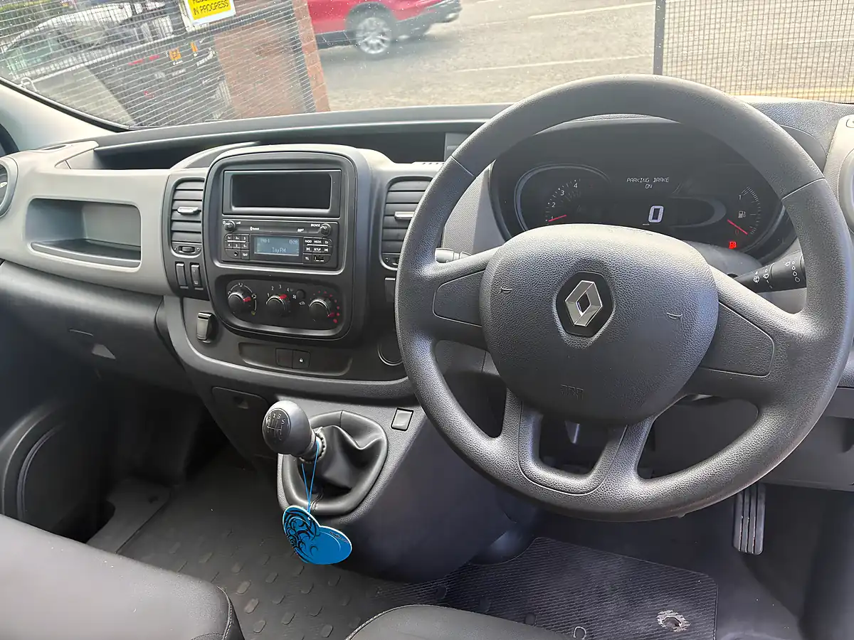 Used 2019 Renault Trafic Business Glacier White - Interior and Exterior details 10