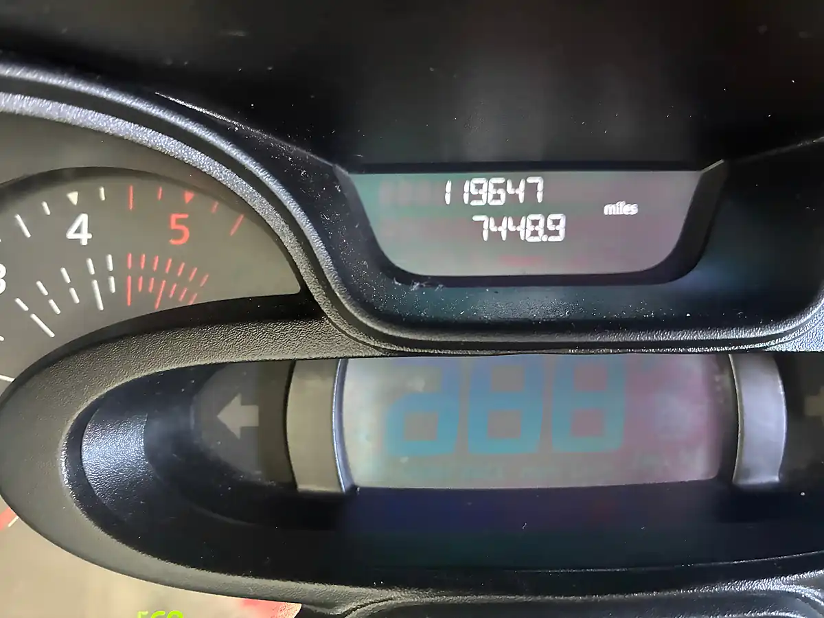 Used 2019 Renault Trafic Business Glacier White - Interior and Exterior details 11