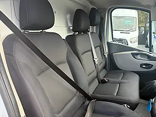 Used 2019 Renault Trafic Business Glacier White - Interior and Exterior details 13