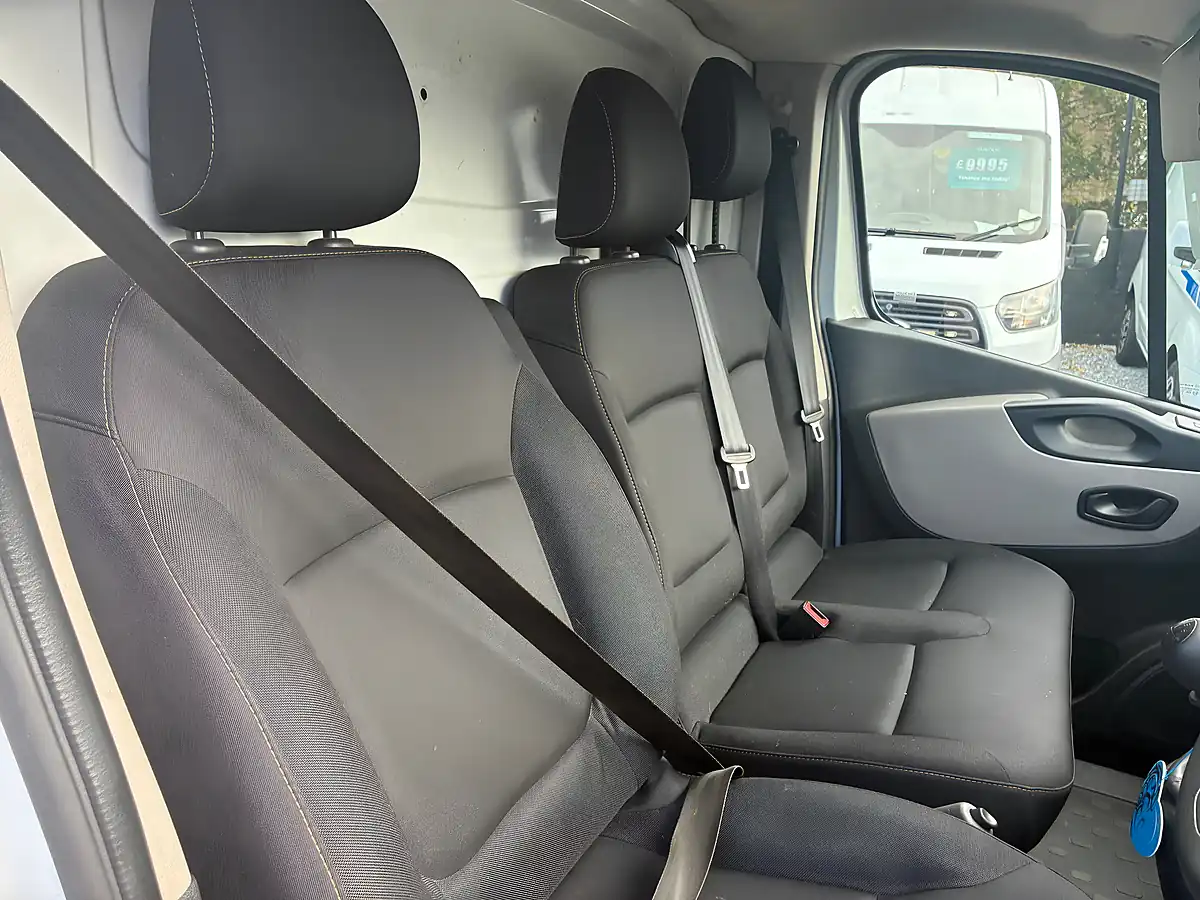 Used 2019 Renault Trafic Business Glacier White - Interior and Exterior details 13