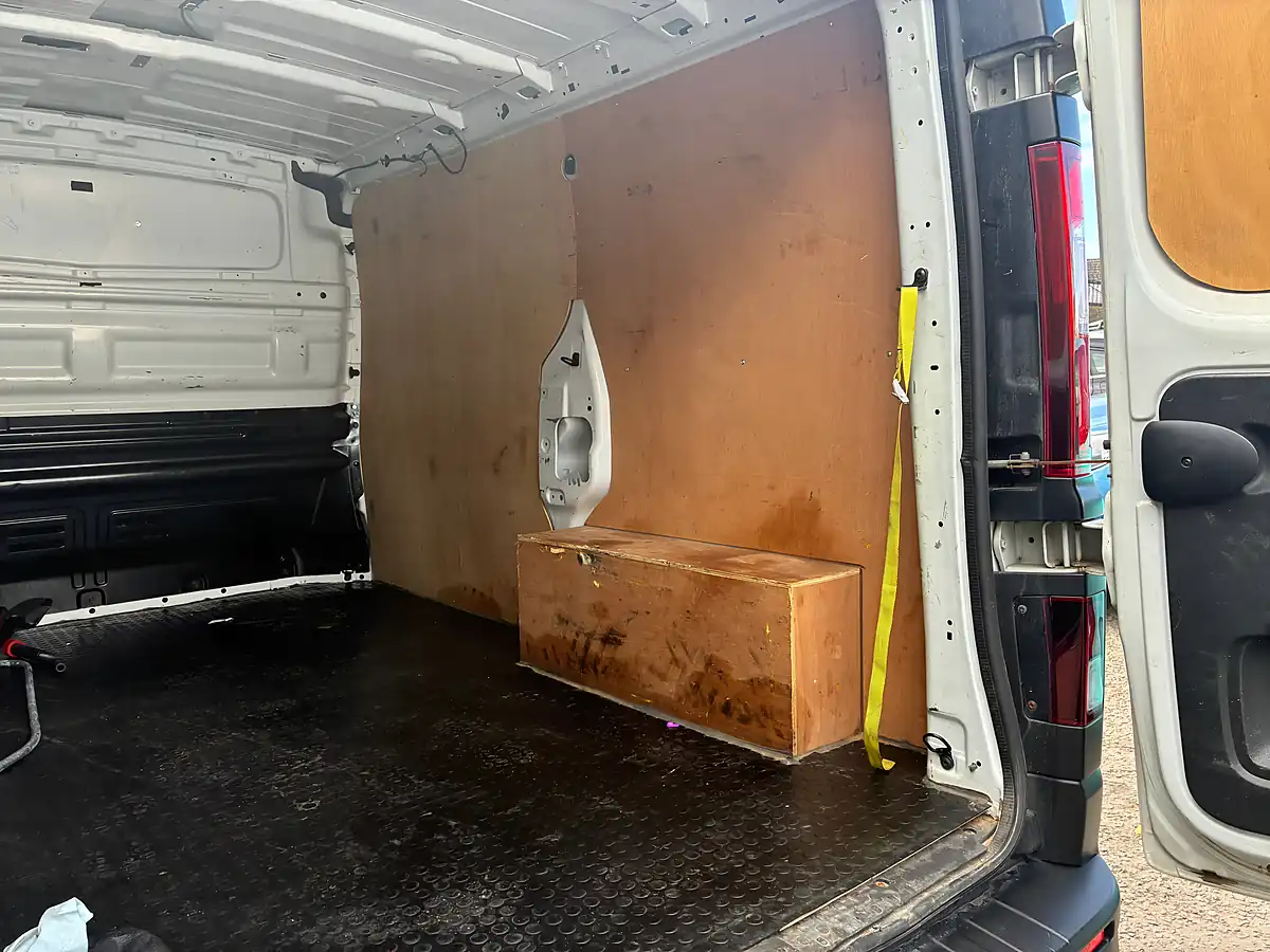 Used 2019 Renault Trafic Business Glacier White - Interior and Exterior details 19