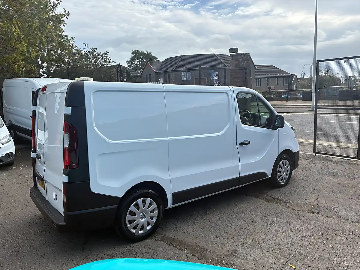 Used 2019 Renault Trafic Business Glacier White - Interior and Exterior details 3