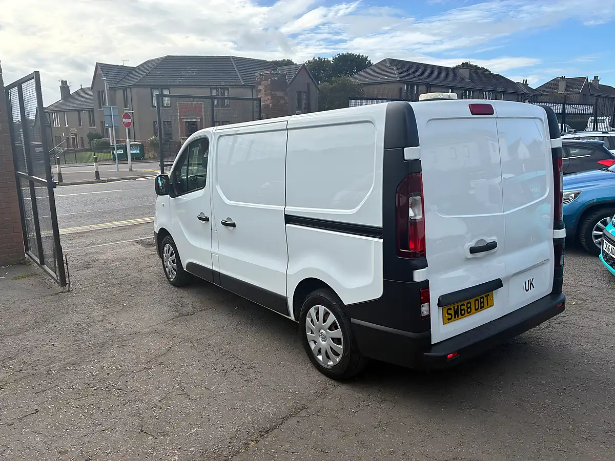 Used 2019 Renault Trafic Business Glacier White - Interior and Exterior details 5