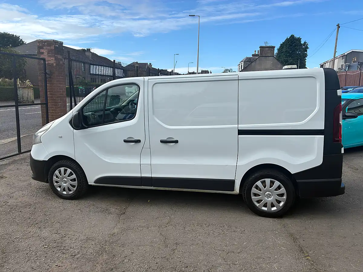 Used 2019 Renault Trafic Business Glacier White - Interior and Exterior details 6