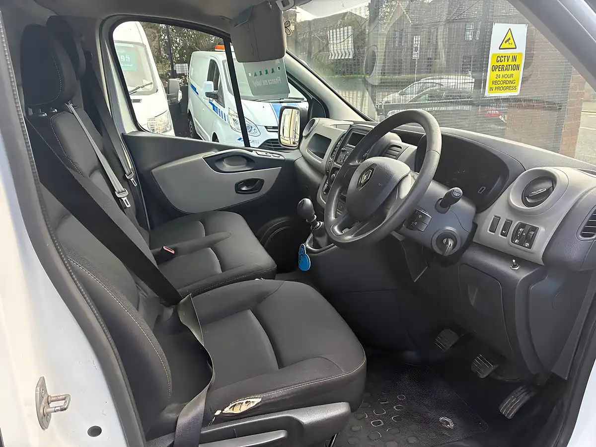 Used 2019 Renault Trafic Business Glacier White - Interior and Exterior details 9