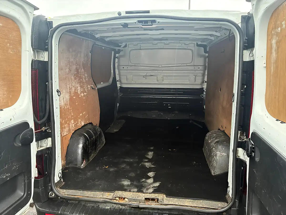 Used 2019 Renault Trafic Business Panel Van White - Interior and Exterior details 12