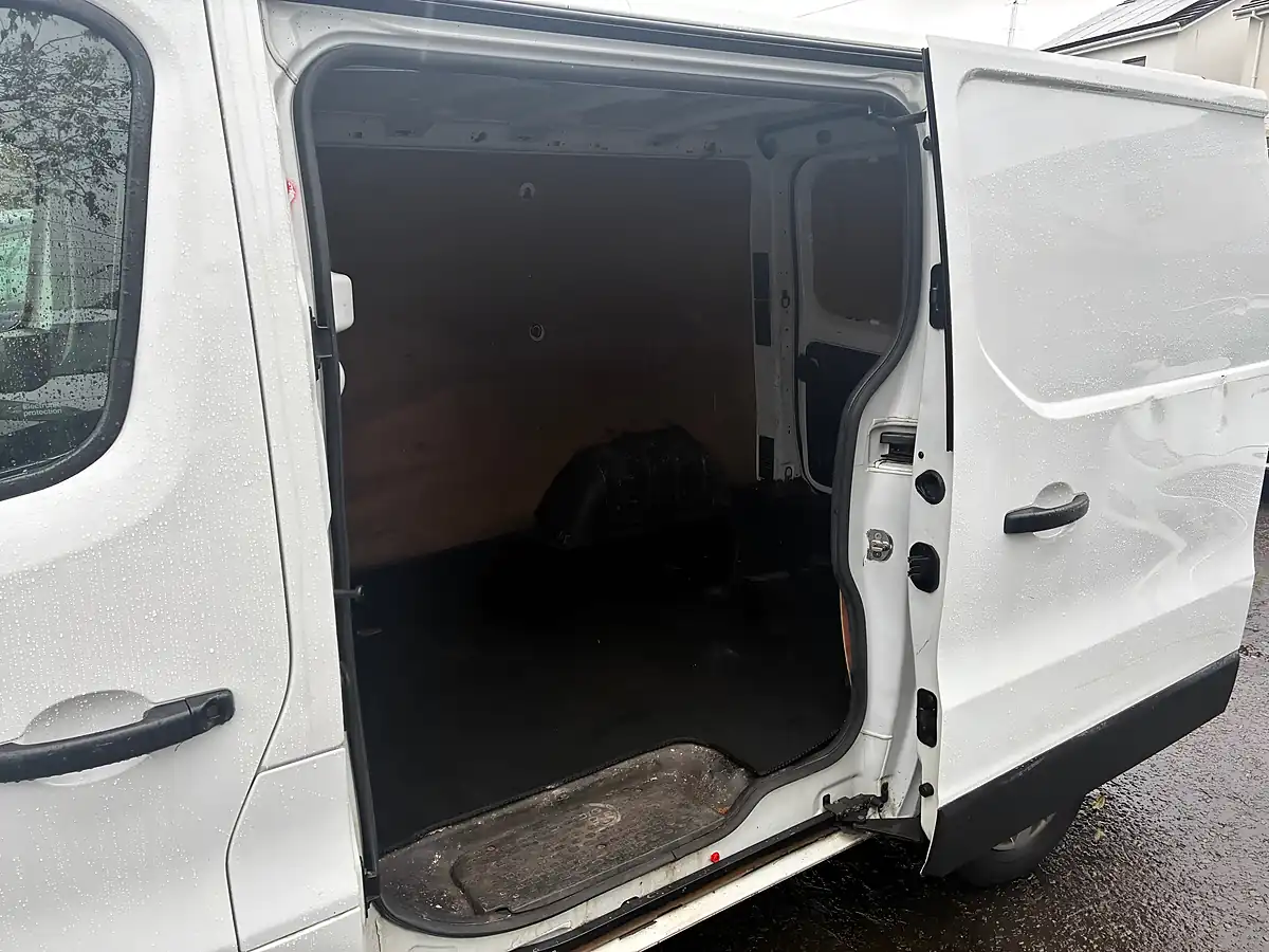 Used 2019 Renault Trafic Business Panel Van White - Interior and Exterior details 7