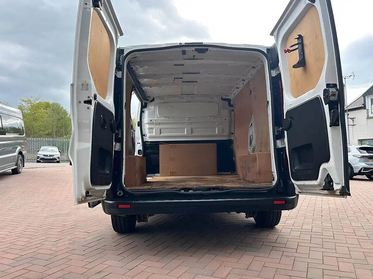 Used 2019 Renault Trafic Business Swb Standard Roof White - Interior and Exterior details 10
