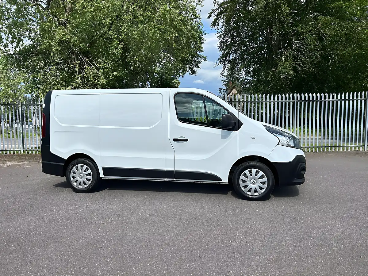 Used 2019 Renault Trafic Business Swb Standard Roof White - Interior and Exterior details 3