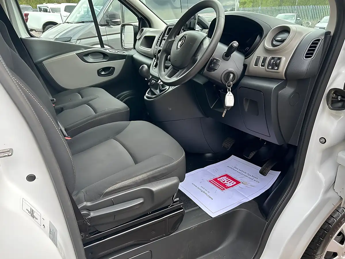 Used 2019 Renault Trafic Business Swb Standard Roof White - Interior and Exterior details 7