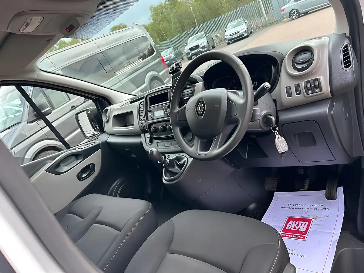 Used 2019 Renault Trafic Business Swb Standard Roof White - Interior and Exterior details 9
