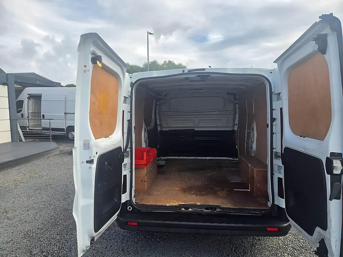 Used 2019 Renault Trafic Business+ White - Interior and Exterior details 13