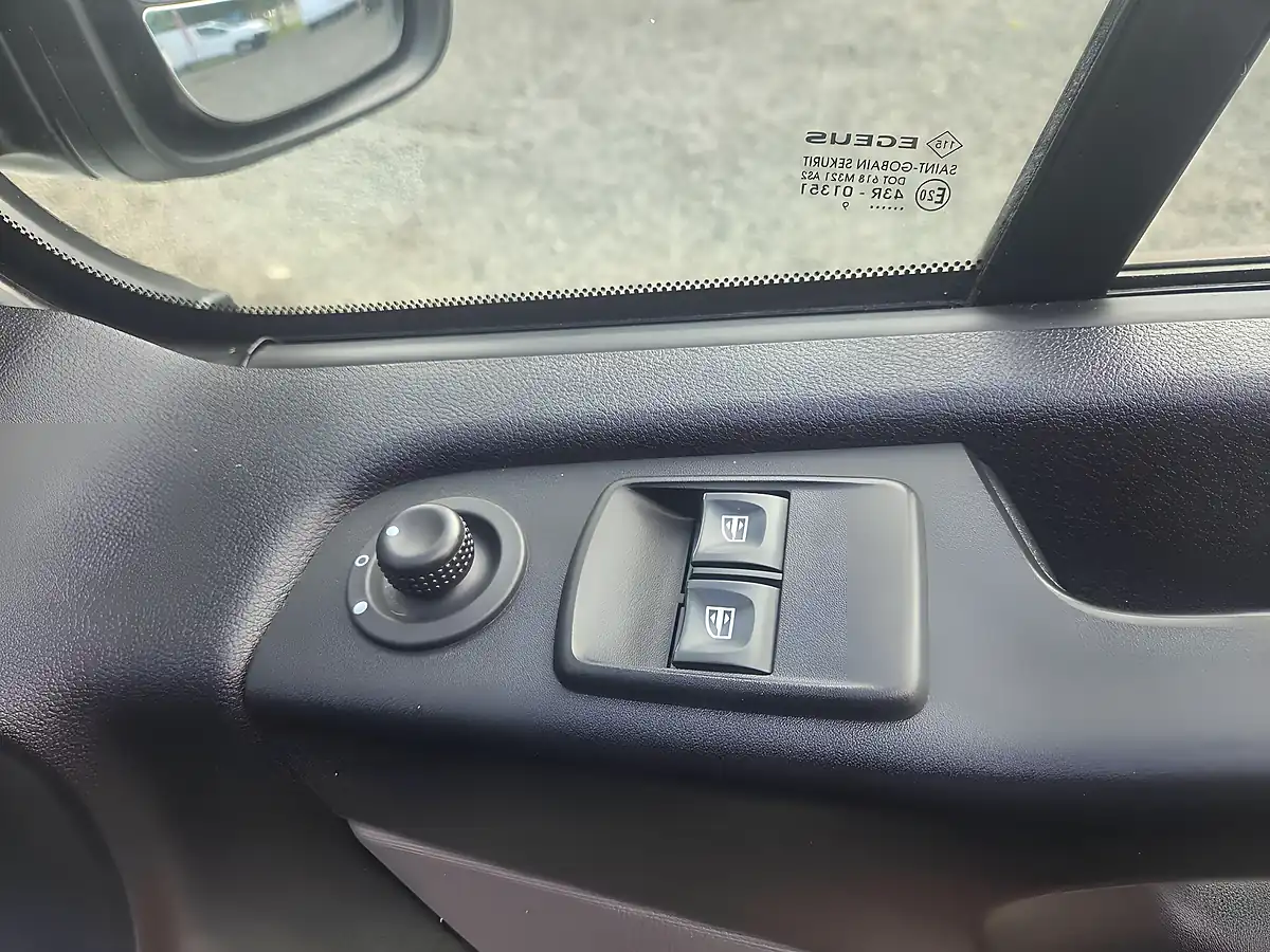 Used 2019 Renault Trafic Business+ White - Interior and Exterior details 15