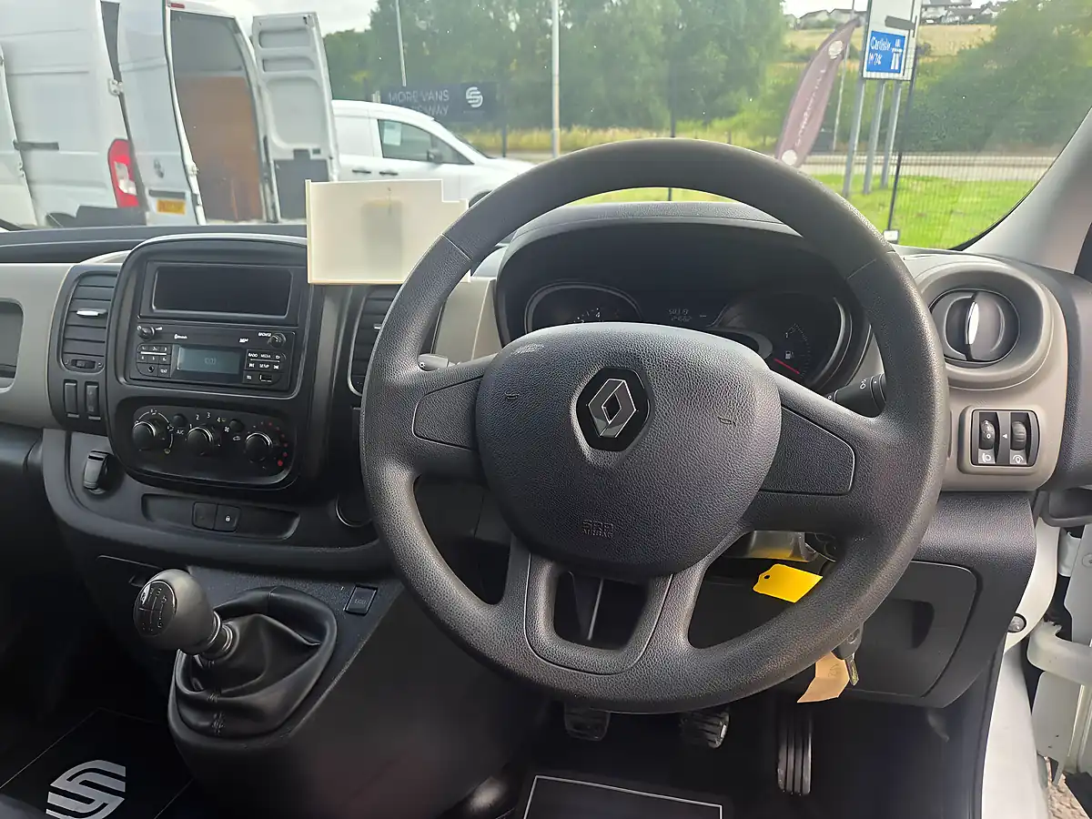 Used 2019 Renault Trafic Business+ White - Interior and Exterior details 16