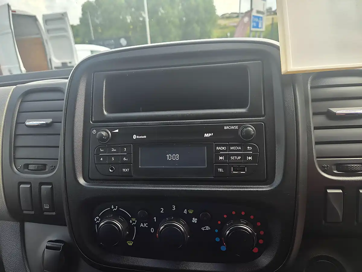 Used 2019 Renault Trafic Business+ White - Interior and Exterior details 17