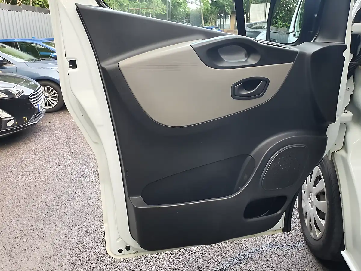 Used 2019 Renault Trafic Business+ White - Interior and Exterior details 15