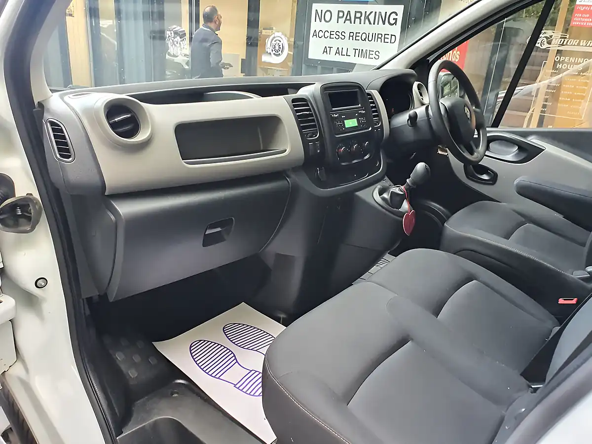 Used 2019 Renault Trafic Business+ White - Interior and Exterior details 16