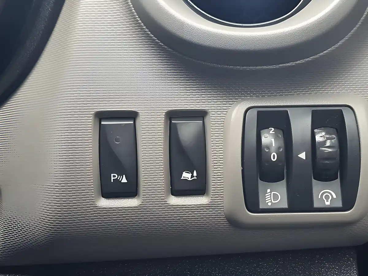 Used 2019 Renault Trafic Business+ White - Interior and Exterior details 17