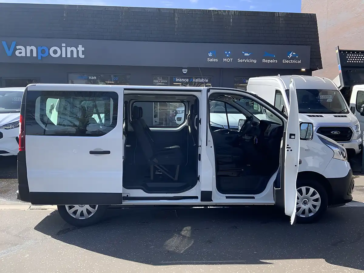 Used 2019 Renault Trafic Business White - Interior and Exterior details 10